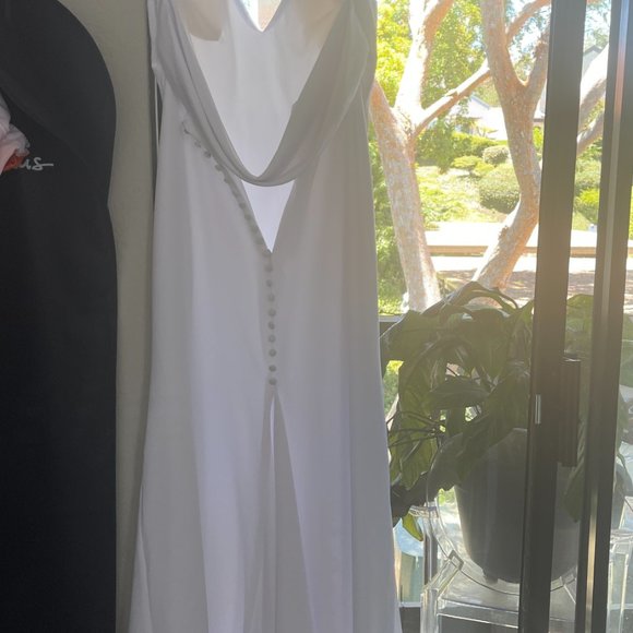 V Neck Mermaid Wedding Dress with Button back - Picture 14 of 16